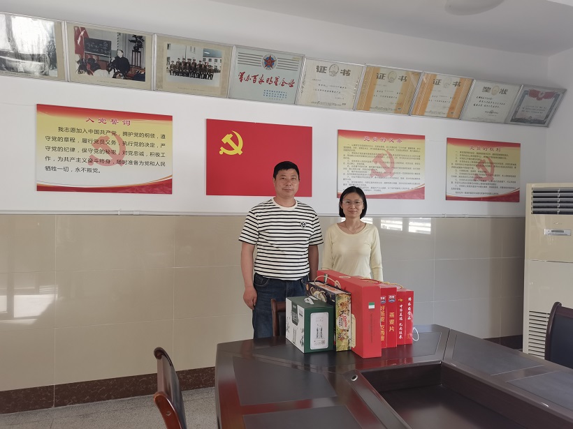 街道总工会慰问省劳模.jpg